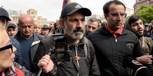 Paşinyan kritik oylama öncesi partilerle temasta